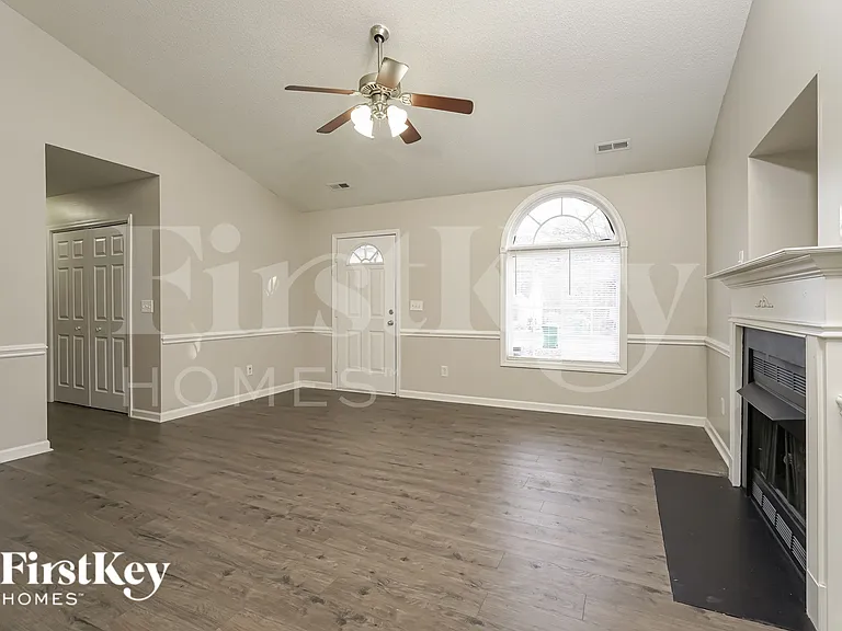 940 Londonderry Dr — Photo 3