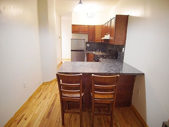 3rd image of 176 Jefferson St #3L