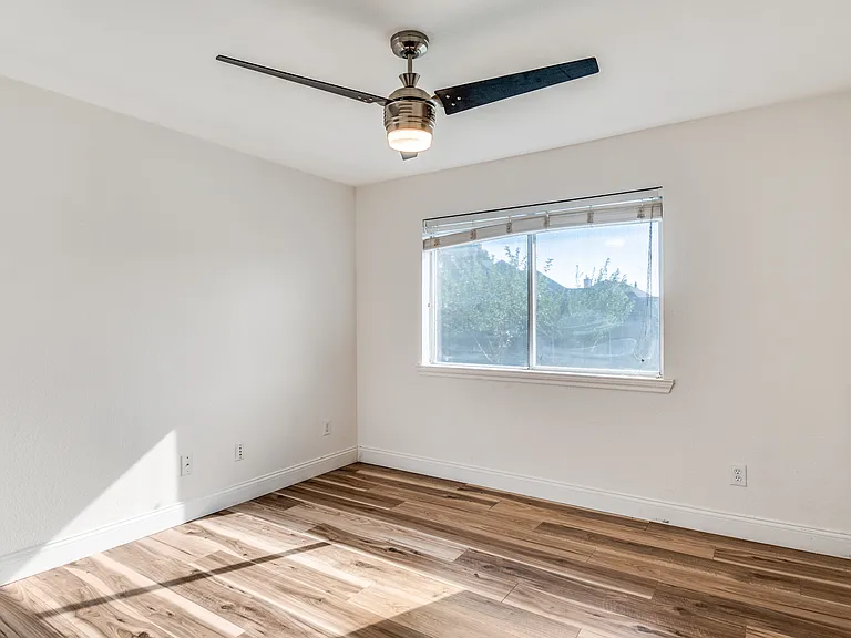 1010 Oakbrook Dr — Photo 8