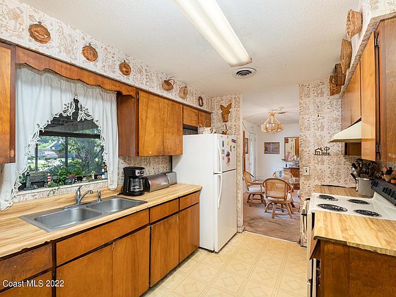4th image of 2568 Glenn Ave