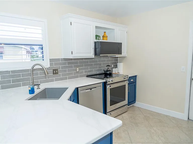 714 Bayhill Ct — Photo 3