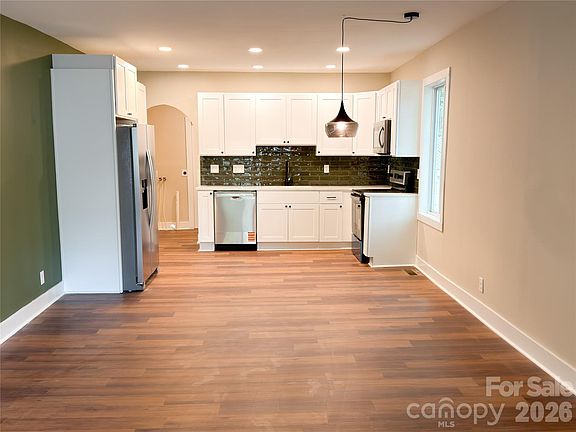 4th image of 1904 Hemlock Ave