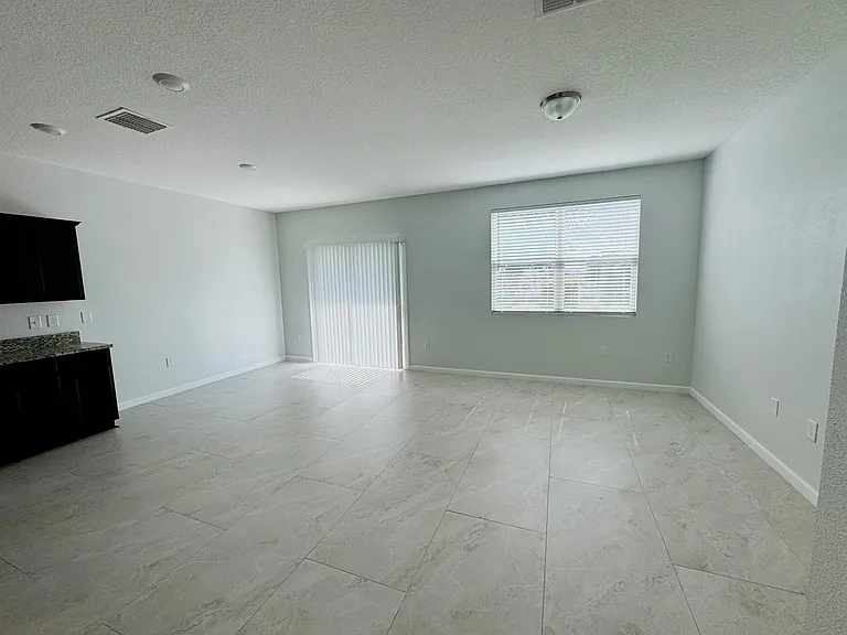 386 Madison Dr #MAIN — Photo 2