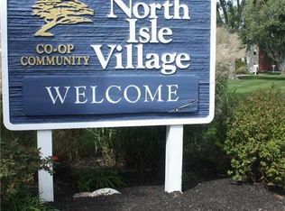 224 Pointe Cir N, Coram, NY 11727