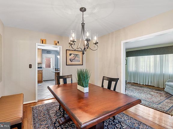 3rd image of 907 Arran Rd