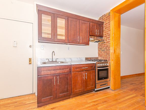 5th image of 134 Boerum St APT E1