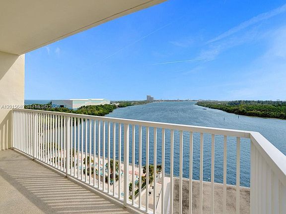 3rd image of 300 Bayview Dr APT 906