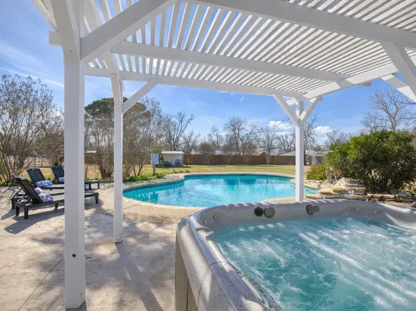 908 N Crockett St, Fredericksburg, TX 78624