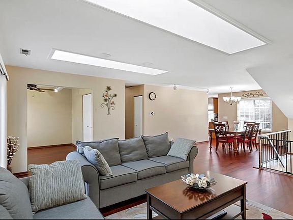 4th image of 984 Westchester Cir