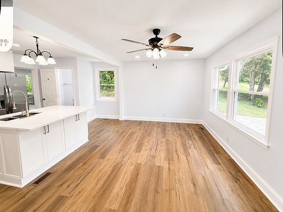 5th image of 101 Travis St