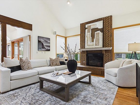 5th image of 131 W Everett Rd