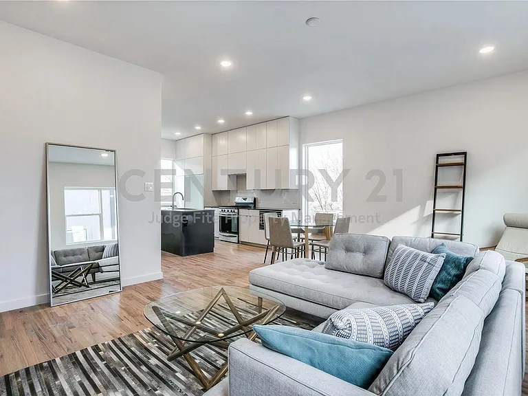 427 W 10th St #303 — Photo 3