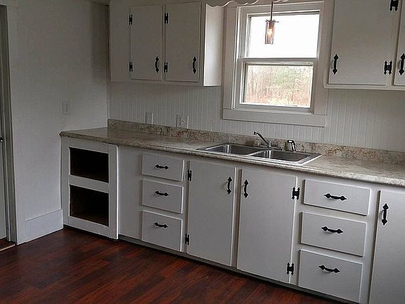 5th image of 593 S Green St