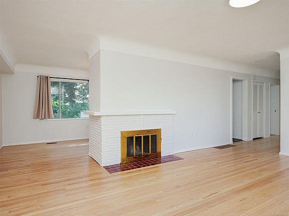 5th image of 1960 Grandview Dr