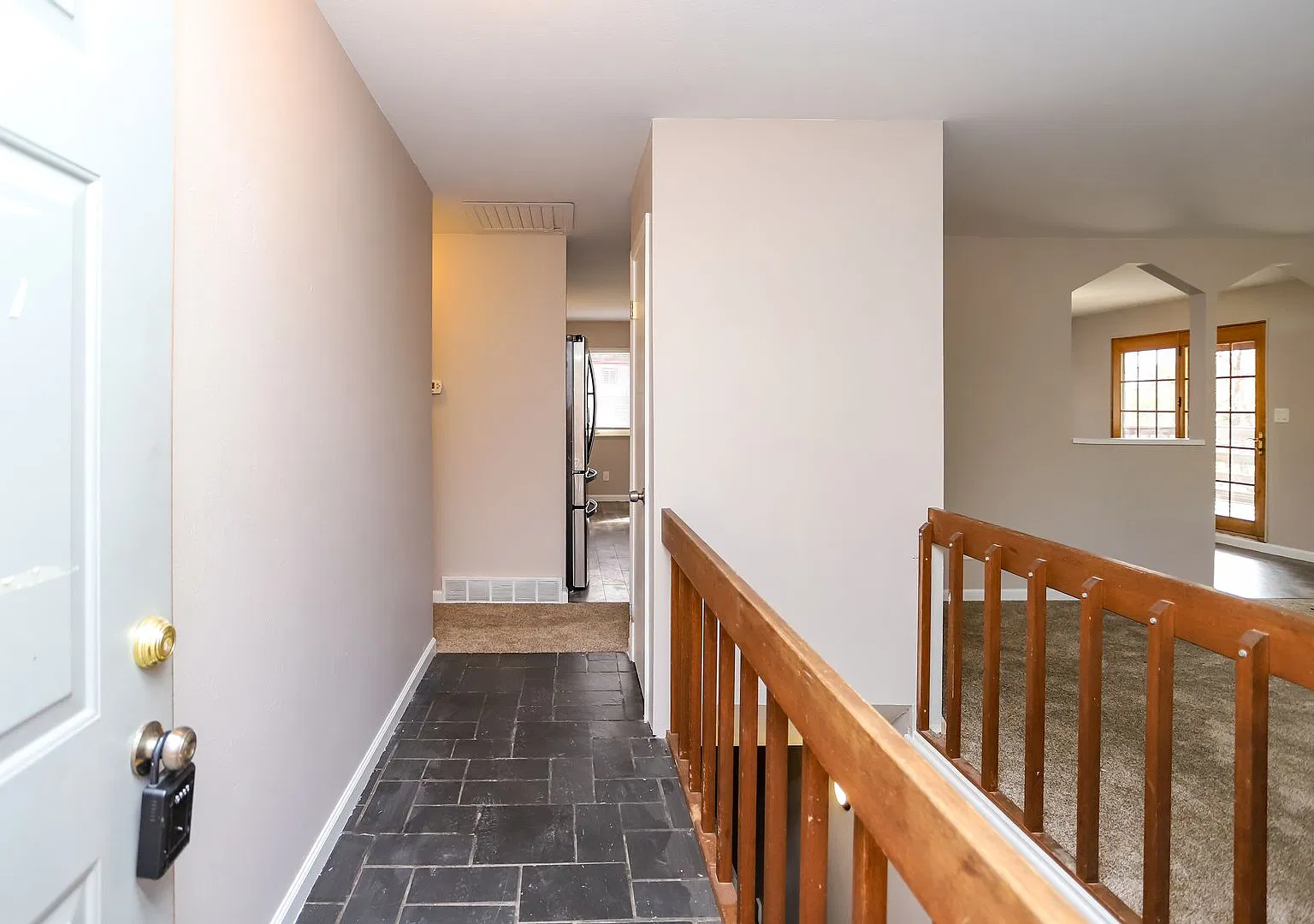 Spacious 4 bedroom 3 bathroom Duplex Avaialble Now! — Photo 3
