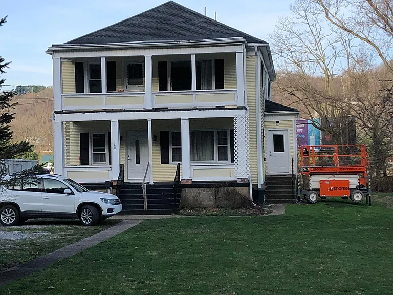 Front of House from Marshall St. Unit for rent is in the upstairs right side. Enter thru door on right.