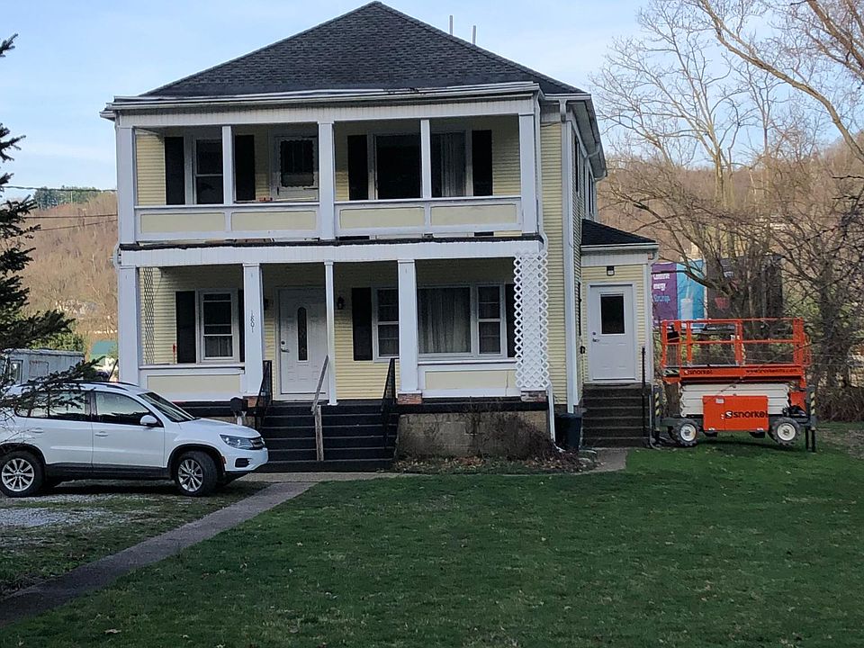 Front of House from Marshall St. Unit for rent is in the upstairs right side. Enter thru door on right.