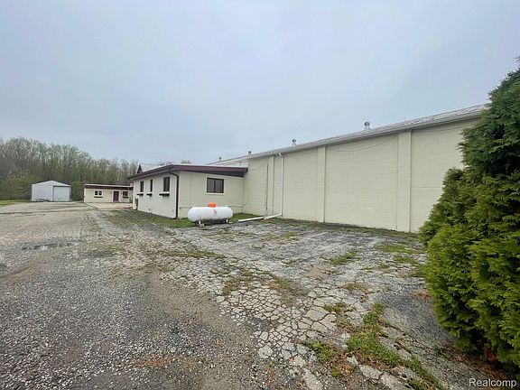 4th image of 8261 Fenton Rd