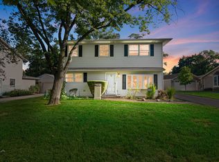 2410 Sigwalt St, Rolling Meadows, IL 60008
