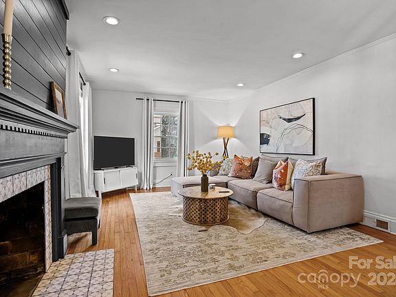 5th image of 211 E End Ave