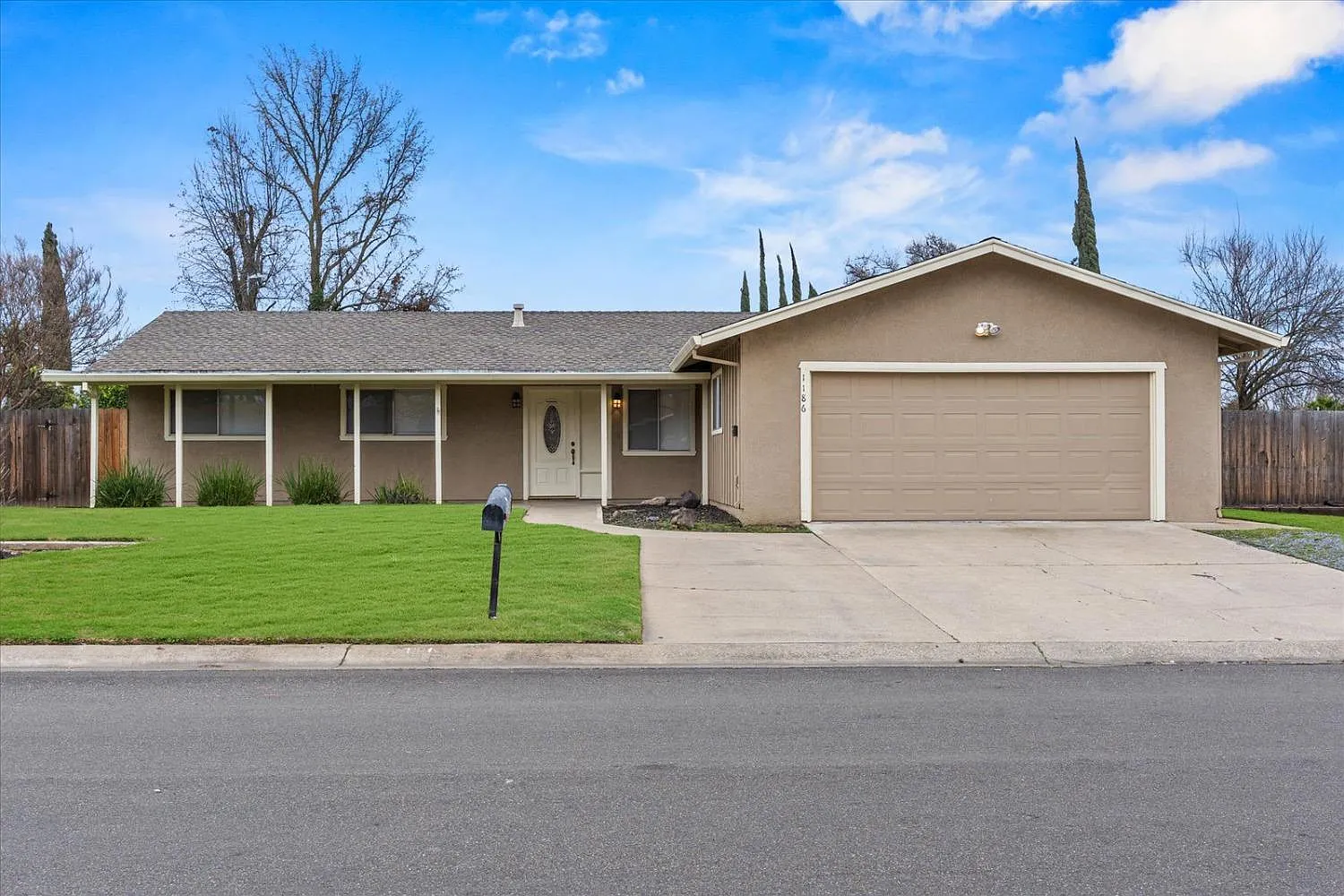 1186 Crest Dr photo 1