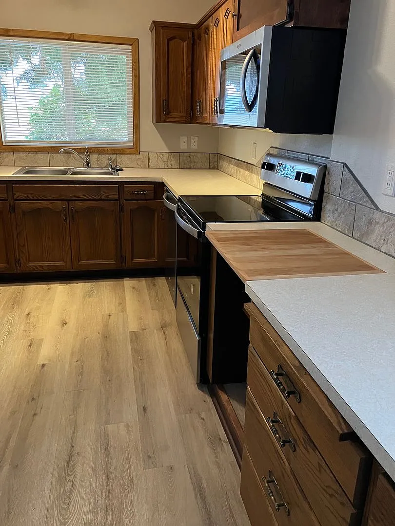 Updated, Single-level Home in NE Newberg | Reduced Rent | $500.00 Off 1st Two Full Month's Rent — Photo 3