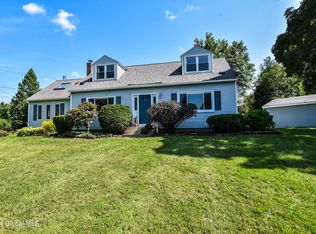 2 Hickory Ln, Troy, NY 12180