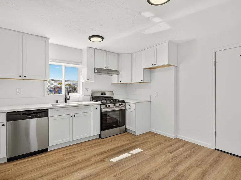 1023 W Congress St — Photo 7