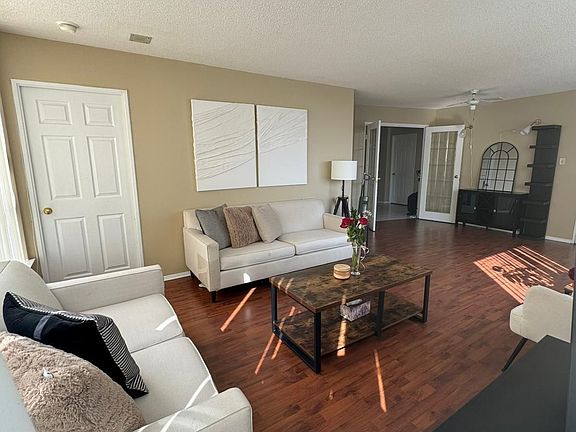 4th image of 55 Elm Dr W #604