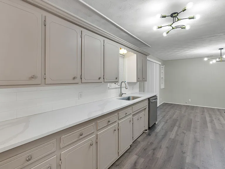 406 N Bonham Dr — Photo 15