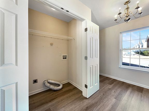 5th image of 139 Oak Valley Cir