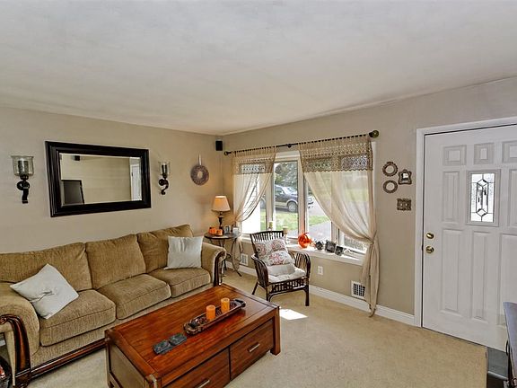 4th image of 11 Chateau Ct