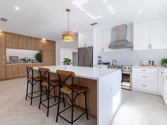 5th image of 1420 SW 17th St