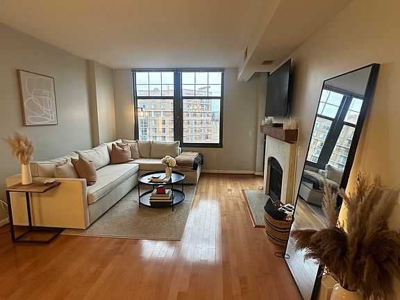 4th image of 1021 N Garfield St APT 947