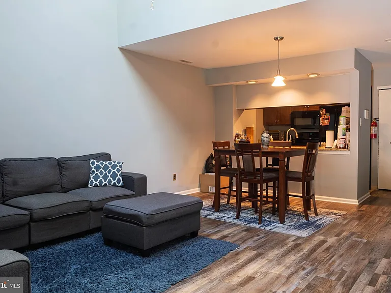 421 Park Place Dr — Photo 2