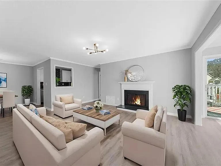 704 Augusta Dr SE — Photo 2