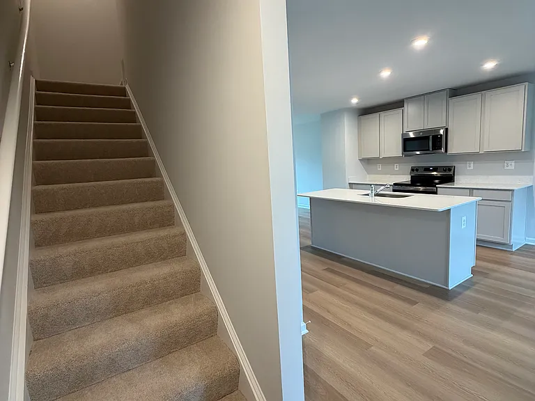 130 Saxon St — Photo 12