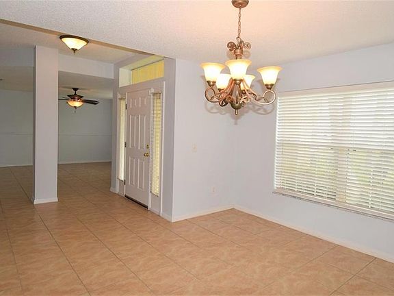 5th image of 361 SE Thornhill Dr