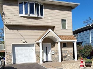 21 1st Ave, Bayville, NY 11709
