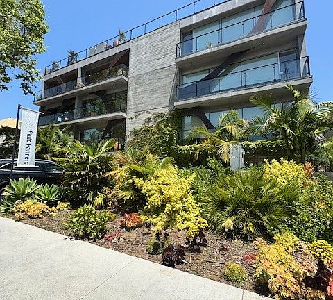 4th image of 1946 Overland Ave #404