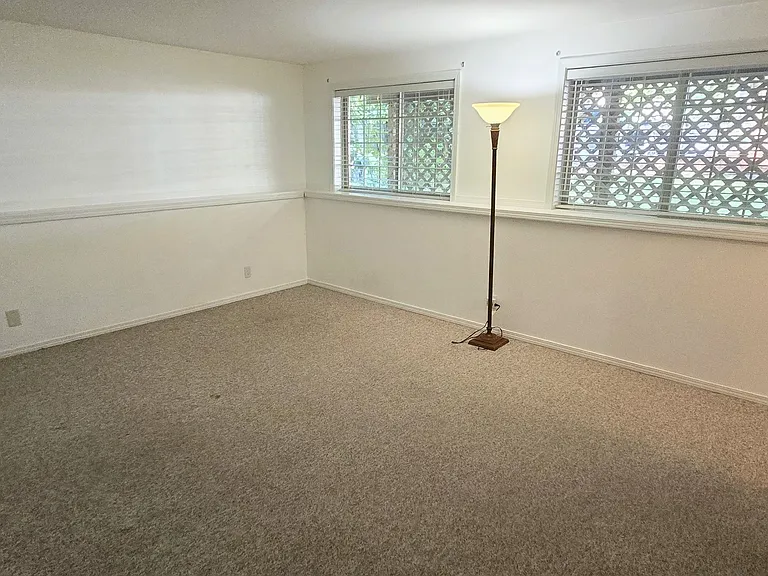 530 NW Carolyn Ln #B — Photo 14