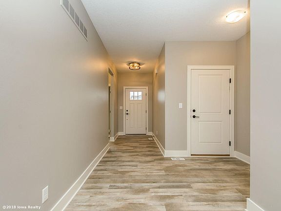 3rd image of 851 Cardinal Dr