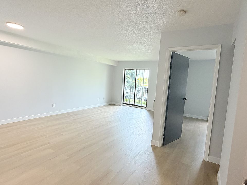 1st image of 2950 Elsmere Ave #103