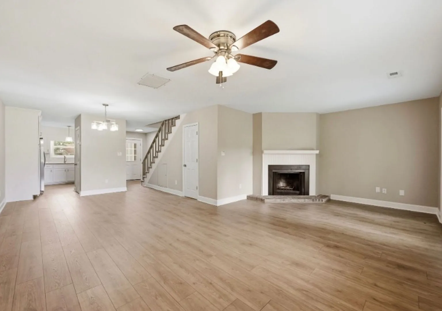 MCAS Cherry Point Dream! Two Story Townhome - Be the First One in After Renovation! 25 miles from... — Photo 4