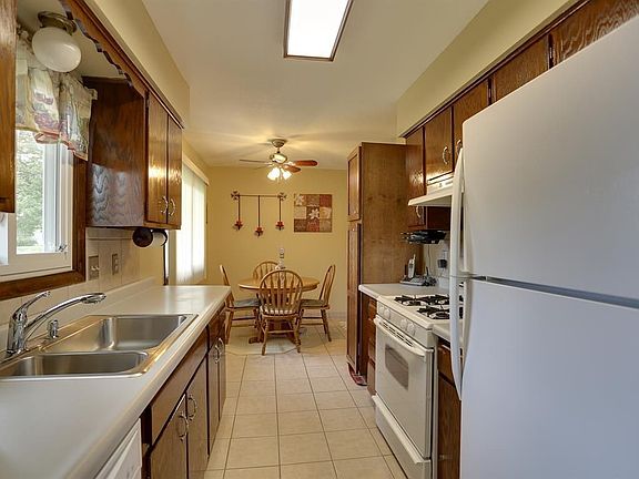 2nd image of 16351 Gladiola Ave