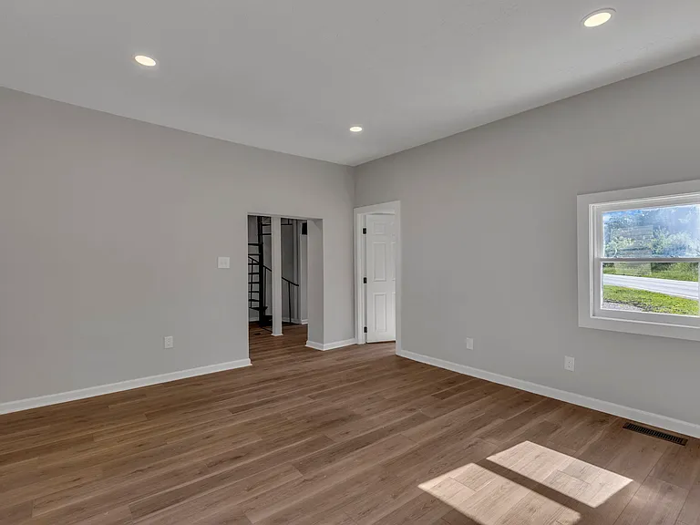 242 London Rd — Photo 3