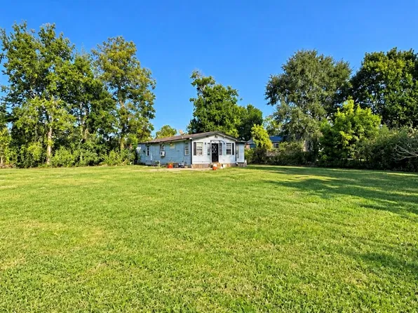 205 Joy Dr, Holiday Lakes, TX 77515