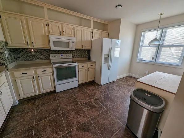 19 Cobblestone Dr, Groton, CT 06340