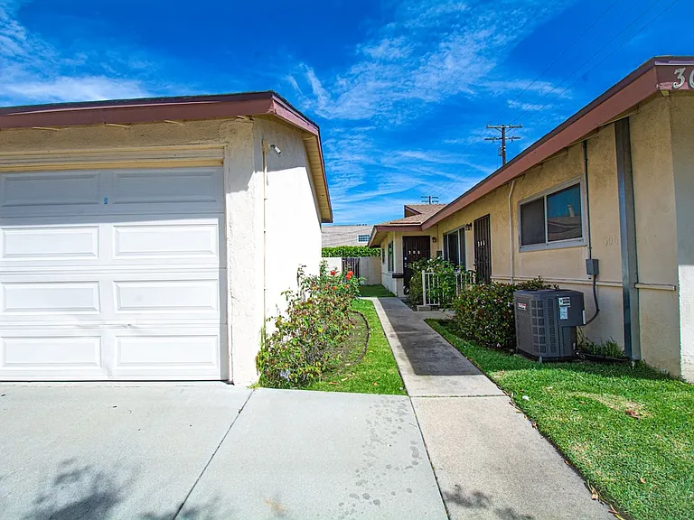306 N Azusa Ave — Photo 27