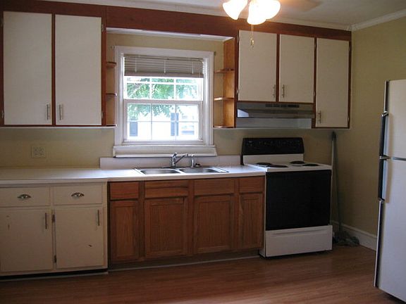 2nd image of 827 Walker St